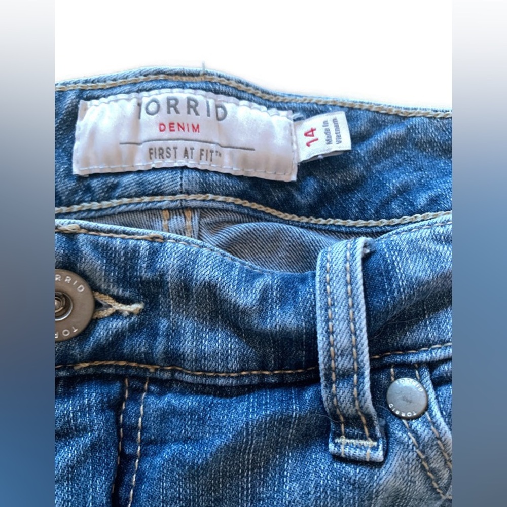 Torrid Plus Size 5-Inch Stretch Denim High-Rise Jean Shorts Size 14 - Picture 2 of 5
